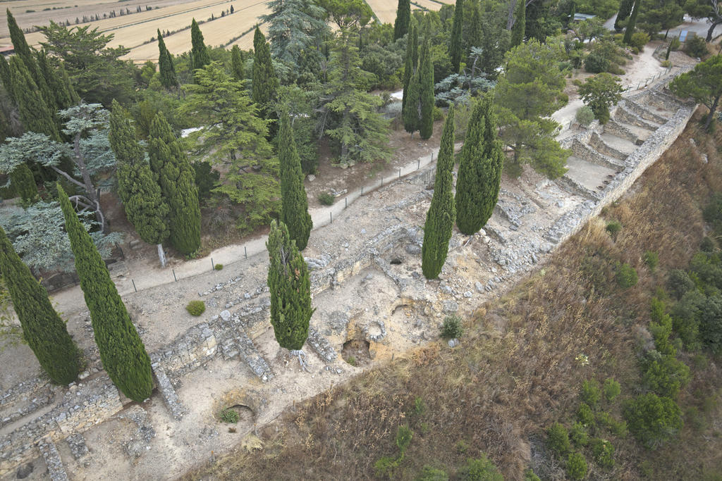 Vue du secteur méridional (insula III) de l’acropole fouillé par l’abbé Sigal dans les années 1930. Une série d’espaces domestiques est alignée le long de la première fortification. 