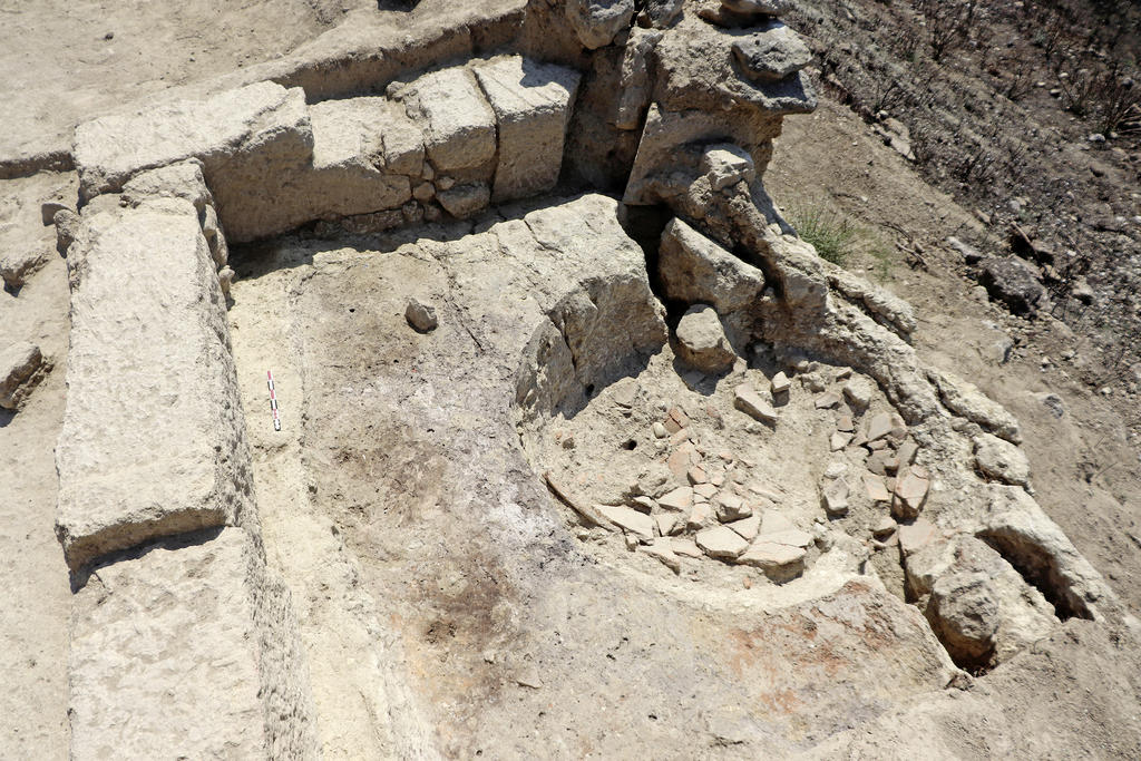 La fouille inédite du secteur sud montre la déstabilisation des pentes à la fin de l’Antiquité. Un silo a été creusé là après un incendie (autour de 100 avant notre ère) avec des blocs provenant d’un monument proche réemployés. 
