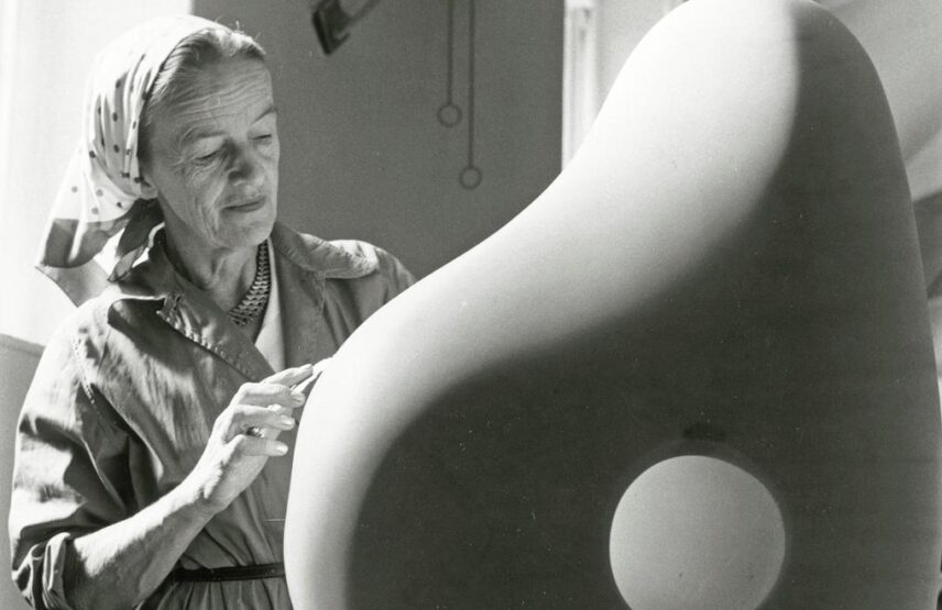 Barbara Hepworth sculptant au Palais de Danse (détail), 1961. Photographie de Rosemary Mathews.