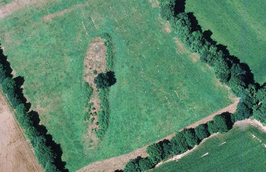 Visible sur les photographies IGN anciennes, le cairn mégalithique de Carhaix ne sera identifié que dans les années 1990.