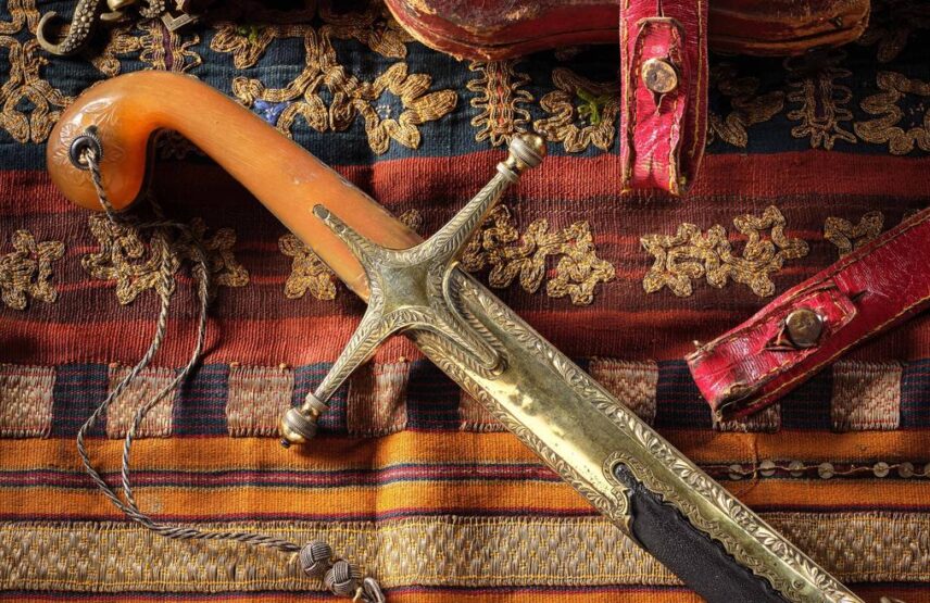 Sabre Shamshir d'officier de cavalerie légère, fabrication ottomane du milieu du XIXe siècle. Estimé 3 000/5 000 €.