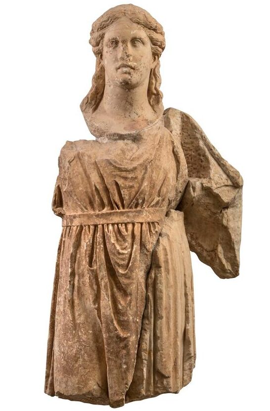 Dionysos du fronton ouest du temple d’Apollon, vers 330 avant notre ère : sa tête est en marbre de Paros, son corps en marbre du Pentélique.