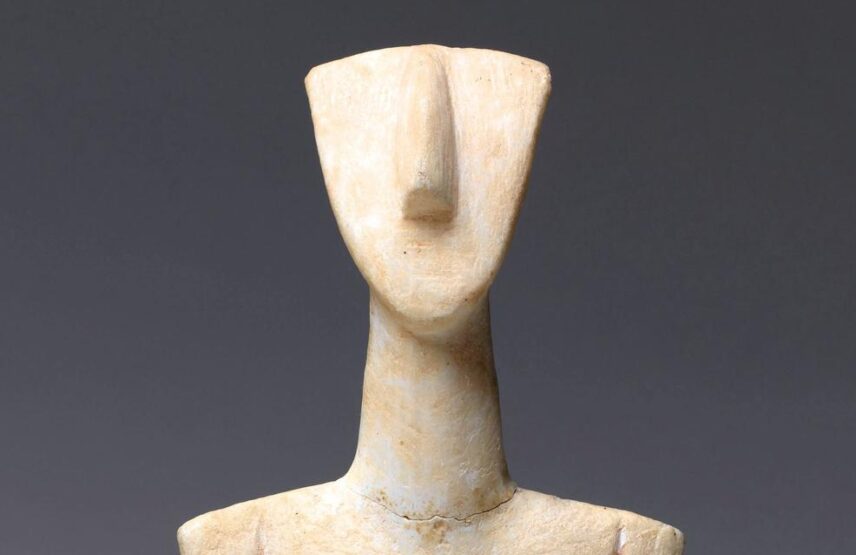 Idole cycladique aux bras croisés (détail). Variété de Chalandriani, Cycladique ancien II, 2700-2300 avant notre ère. Paris, musée du Louvre.