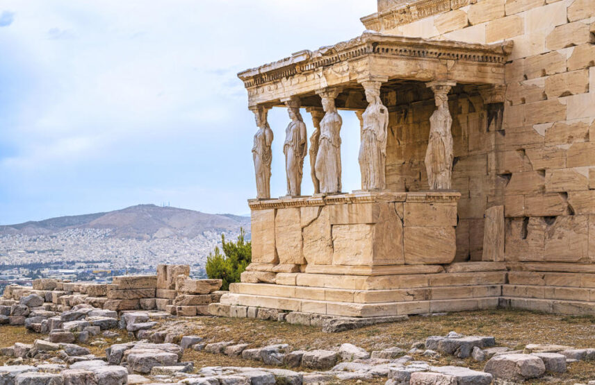 L’Acropole d’Athènes et le portique des Caryatides de l’Érechtheion.