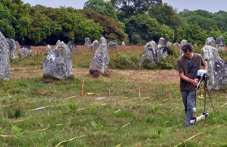 Prospections magnétiques avec un résistivimètre RM85 (Geoscan Research).