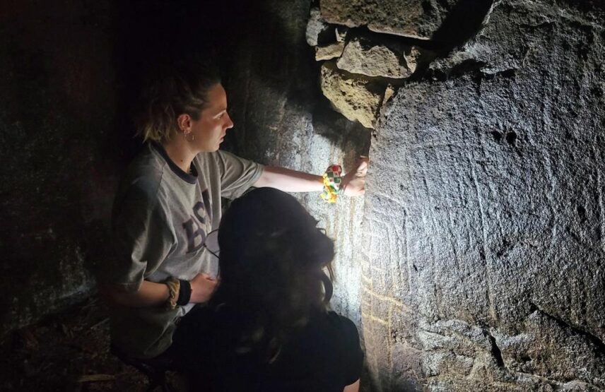 Application d’un test d’identification de sels sur une partie couverte d’un encroûtement blanc.