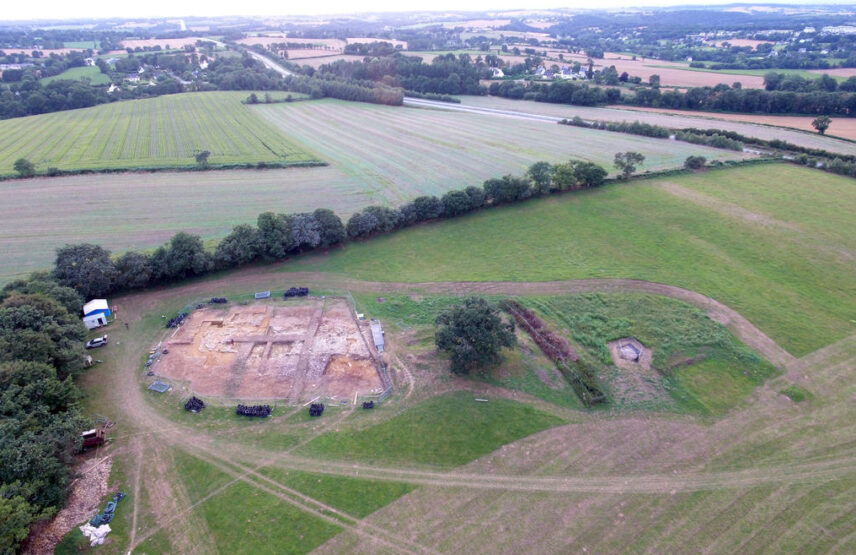 Vue de drone du cairn de Goasseac’h : 38 des 120 m de la butte ont été dégagés.