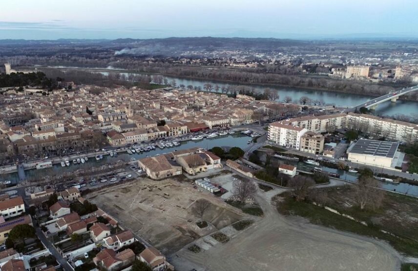 Vue du site de Sud Canal lors dela fouille menée en 2021-2022.Au second plan, la ville de Beaucaireet à l’arrière-plan le cours du Rhôneactuel.