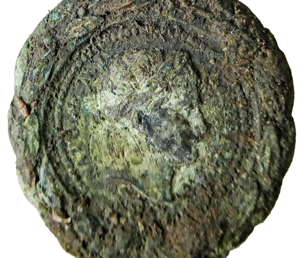 La médaille de Sainte‐Hélène (détail) découverte sur le squelette exhumé à Cons-la-Granville en 2021.