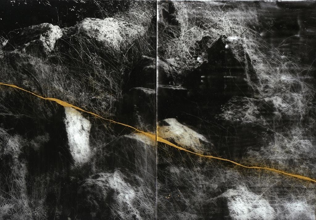 Anaïs Boudot, Pierre, diptyque, série La noche oscura, 2017. Présenté dans l'exposition "La fabrique des éléments". Tirage gélatino-argentique sur plaque de verre, pein­ture dorée, 21 x 30 cm.