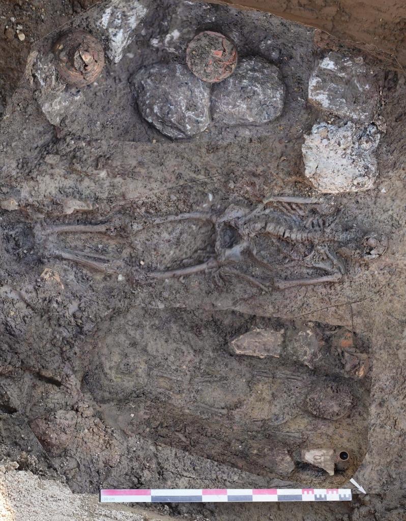 Concession funéraire associant inhumation et crémation.