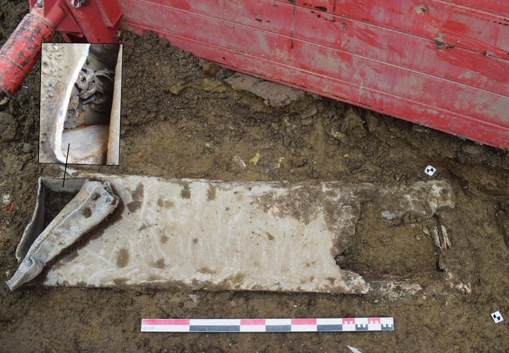 Inhumation dans un cercueil en plomb.