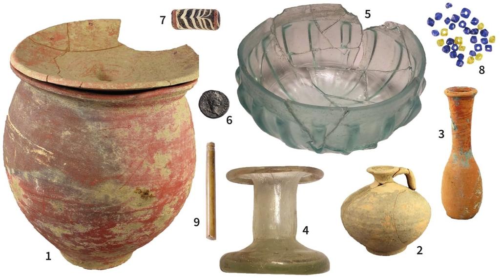 Mobilier déposé dans les tombes : (1) ossuaire en céramique, (2) cruche, unguentarium (3) en céramique et (4) en verre, (5) bol en verre, (6) monnaie, (7-8) perles en verre et (9) épingle en os.