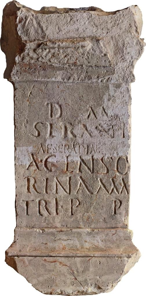 Autel funéraire portant l’inscription D(is) M(anibus). / Serani/ae Serapiae (Serani)a Censo / rina ma / tri p(iissimae) p(osuit), « Aux Dieux Mânes. A Serania Serapia, Serania Censorina a fait élever (ce monument) pour sa mère très pieuse ».