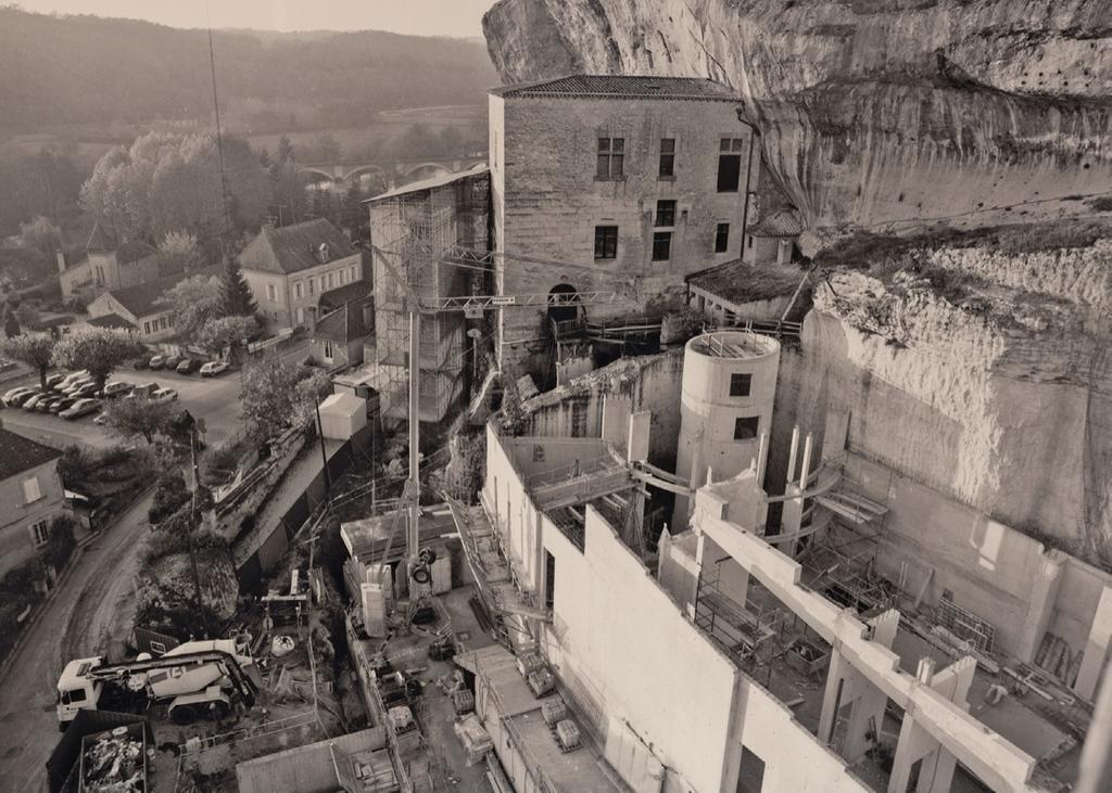 Le musée national de Préhistoire conçu par l’architecte Jean-Pierre Buffi en cours de construction à la fin des années 1990.