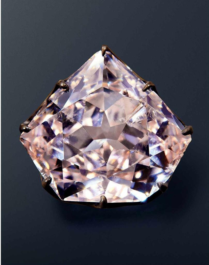 Diamant rose à cinq pans, dit Hortensia, taillé vers 1670 (?). 21,32 carats métriques. H. 1,95 ; l. 2,16 ; ép. 0,87 cm.