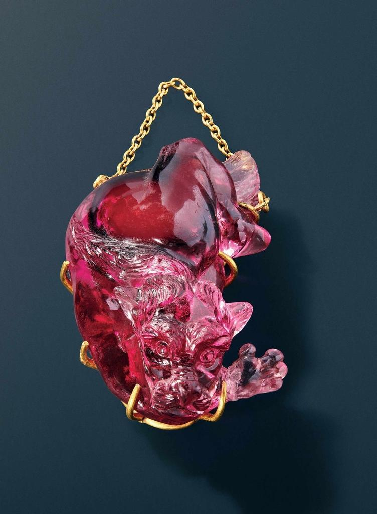 Spinelle dit Côte de Bretagne, 107,88 carats métriques (21,58 g). H. 4,6 ; L. 2,9 cm.