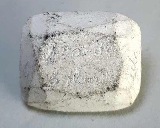 Moulage du diamant dit de la Maison de Guise, H. 2,07 ; l. 1,72 ; ép. 0,93 cm. Inscriptions sur la table : « 2 d'ordre 3 fleur de lys » et sur le pavillon : « 28 1/4 6/32 ».