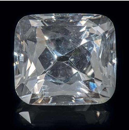 Réplique en cristal de roche après retaille en brillant. Paris, Muséum national d’histoire naturelle.