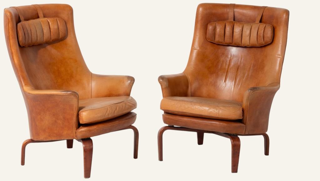 Arne Norell (1917-1971), Paire de fauteuils – modèle Pilot créé vers 1960. Édition Norell möbel AB. Hêtre et cuir, 95 x 78 x 79 cm. Estimé : 2 500/3 500 €. 