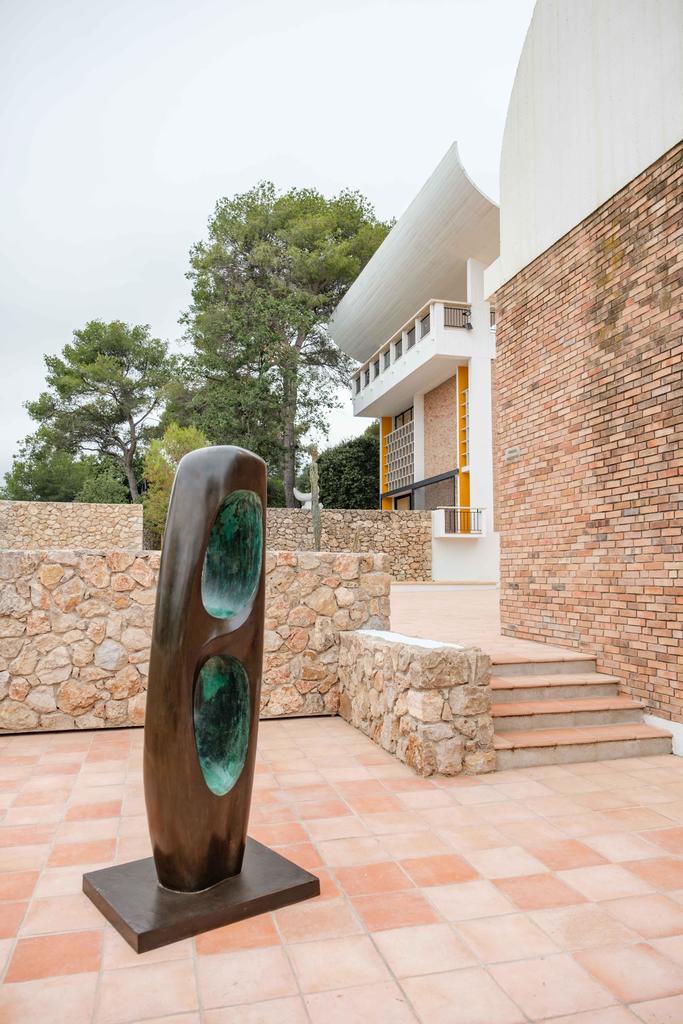 Barbara Hepworth (1903-1975), Figure (Noix), 1964. Bronze, 184 x 76,5 x 62,5 cm. Collection de la Fondation Maeght. 