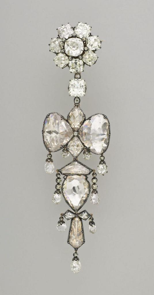 Alfred Bapst (1823-1879), broche dite « broche reliquaire » de l'impératrice Eugénie, Paris, 1855. Diamants et or, 17,5 x 4,6 cm. Paris, département des Objets d'art du Moyen Age, de la Renaissance et des temps modernes du musée du Louvre, volé le 19 octobre 2025. 