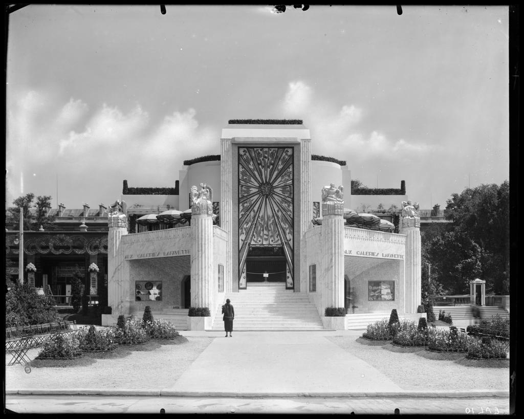 Albin Salaün (1876-1951), Pavillon La Maîtrise des Galeries Lafayette à l’Exposition internationale des arts décoratifs et industriels modernes, Paris, 1925. Tirage gélatino-argentique. Paris, musée des Arts décoratifs. 