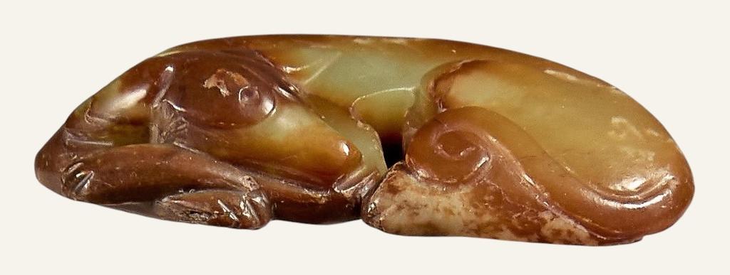 Chine, XXe siècle. Sujet en jade figurant un chien couché, L. 7,5 cm. Vente Paris Drouot, Thierry de Maigret, 13 juin 2025. Expert : cabinet Portier et associés. Estimé : 150/250 € Adjugé : 2 860 € (frais inclus)