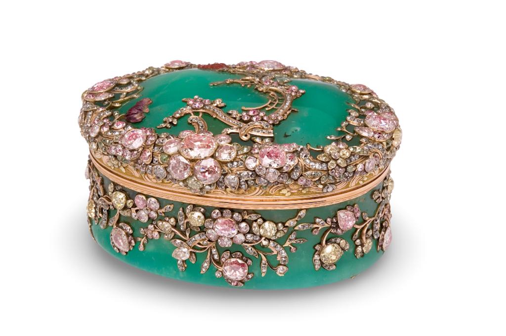 Tabatière, anonyme, Berlin, vers 1765. Chrysoprase, or, cornaline, diamants, feuilles de métal, 5 x 10 x 7,8 cm. Londres, collection Rosalinde & Arthur Gilbert en dépôt au Victoria and Albert Museum (LOAN: GILBERT.412-2008).