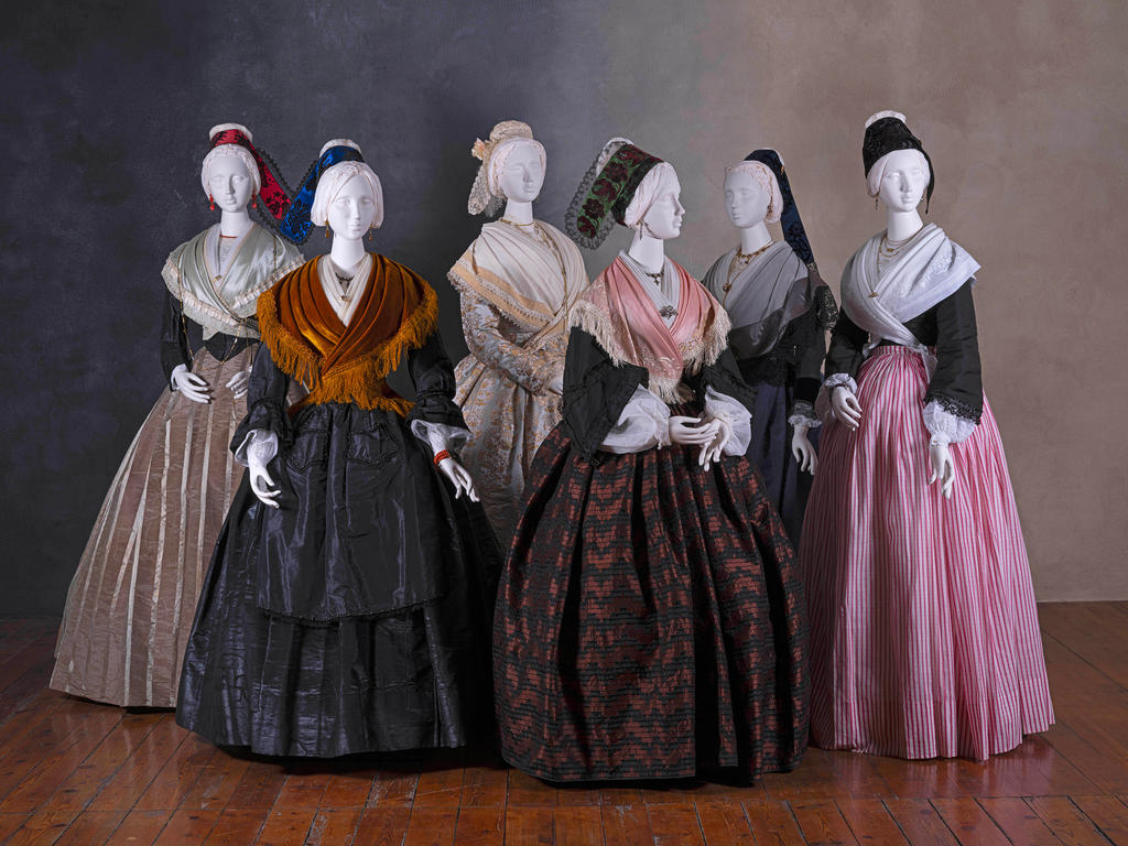 Ensemble de costumes arlésiens portés entre 1850 et 1875. 