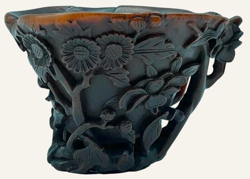 Chine, XVIIe-XVIIIe siècle. Coupe libatoire en corne de rhinocéros sculptée, 9,5 x 13,4 cm ; poids 270,9 g. Vente Saint-Pair-sur-Mer, Rois & Vaupres Enchères, 10 juillet 2025. Expert : Laurent Schroeder. Estimé : 8 000/10 000 € Adjugé : 13 999 € (frais inclus)