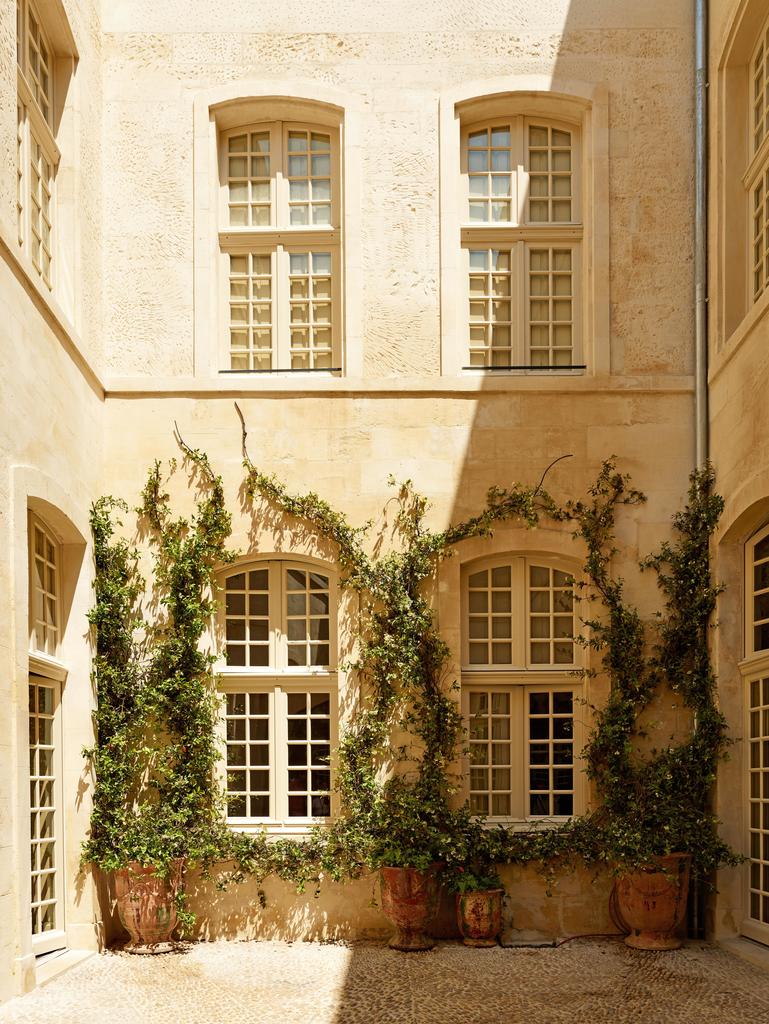 La cour du musée de la Mode et du Costume à Arles. 