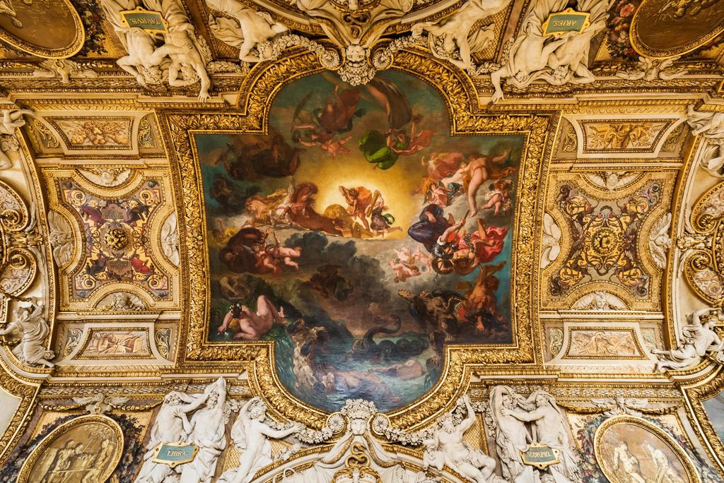 La décor de la galerie d'Apollon, conçu en 1664, a été achevé en 1850 par Eugène Delacroix, qui a peint sur la voûte Apollon vainqueur du serpent Python.