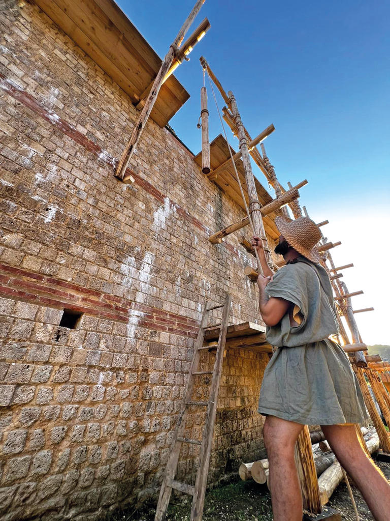Fac-similé de l’échafaudage antique installé dans le théâtre romain de Lillebonne.