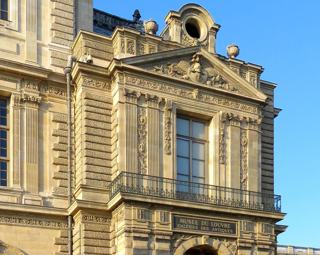 C'est côté Seine, au sud, par cette fenêtre du premier étage du musée du Louvre donnant sur le quai François Mitterrand, que le commando a pu s'introduire directement dans la galerie d'Apollon.