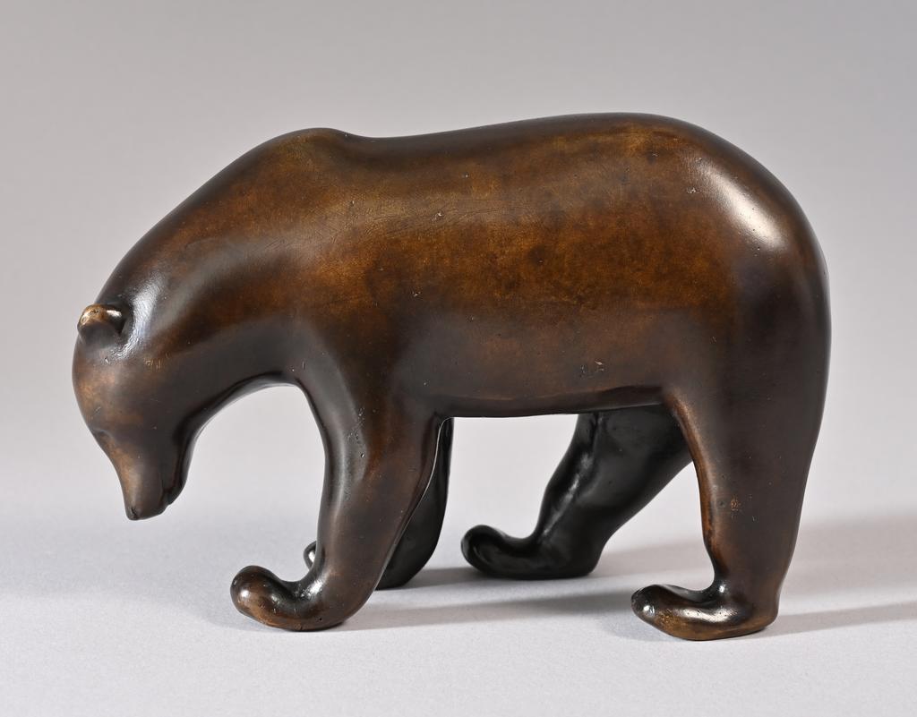 François Pompon (1855-1933), Ours brun, dit aussi Ours noir ou Ours miel, avant 1933. Bronze à patine brun sombre richement nuancé, 9,9 x 15 x 5,5 cm. Tirage d'artiste de « Pompon » (signé par l'artiste dans la cire), fondu par « C.Valsuani cire perdue Paris » (cachet).