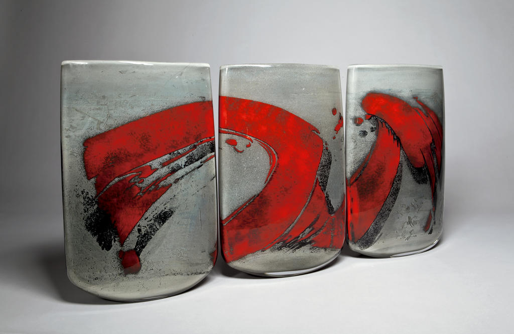 Marisa (née en 1948) et Alain Bégou (né en 1945), Triptyque n° 3-25-38-01. Verre soufflé et pigments, trois pièces, 49,4 x 33,4 x 13,2 cm chacun. 