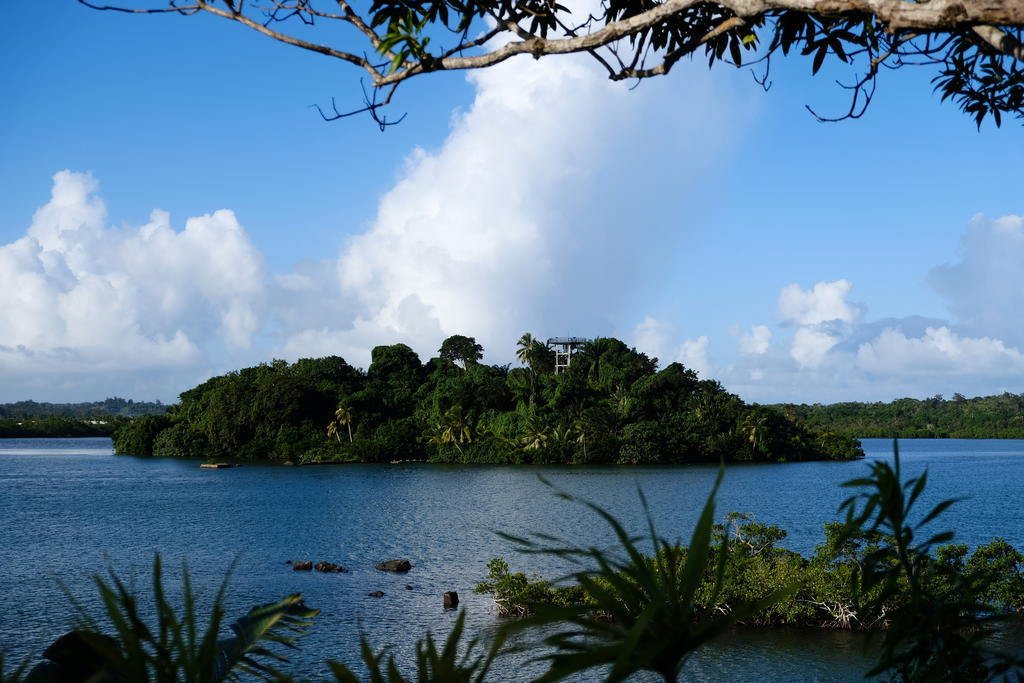 Vue de l’île aux Forbans à l’intérieur de la baie d’Ambodifotatra. 