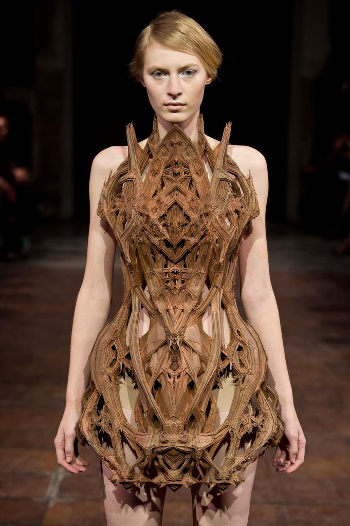 Iris van Herpen, Robe cathédrale, couture printemps-été 2012. Polyamide imprimé en 3D et cuivre. Courtesy Iris van Herpen. 