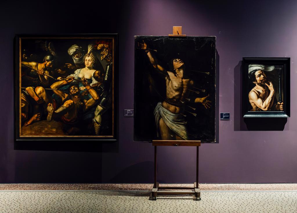 Le Saint Sébastien de Louis Finson est exposé jusqu'au 5 octobre entre son Autoportrait (à droite) et Samson et Dalila (à gauche).