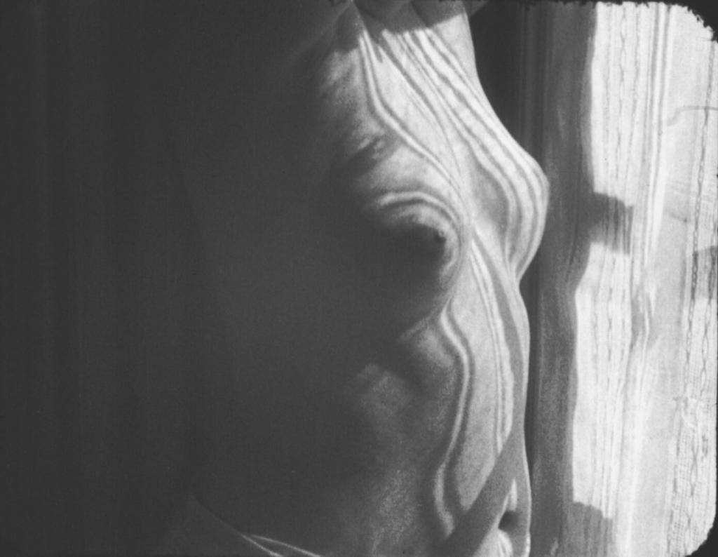 Emmanuel Radnitzky, dit Man Ray, Le Retour à la raison, 1923. Film 35 mm noir et blanc, muet, 2 minutes 51. Paris, musée national d’Art moderne – Centre Pompidou. 