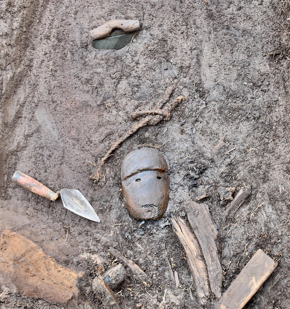 Masque et objets découverts en 2024 lors de la fouille du site du village de Nunalleq en Alaska. 