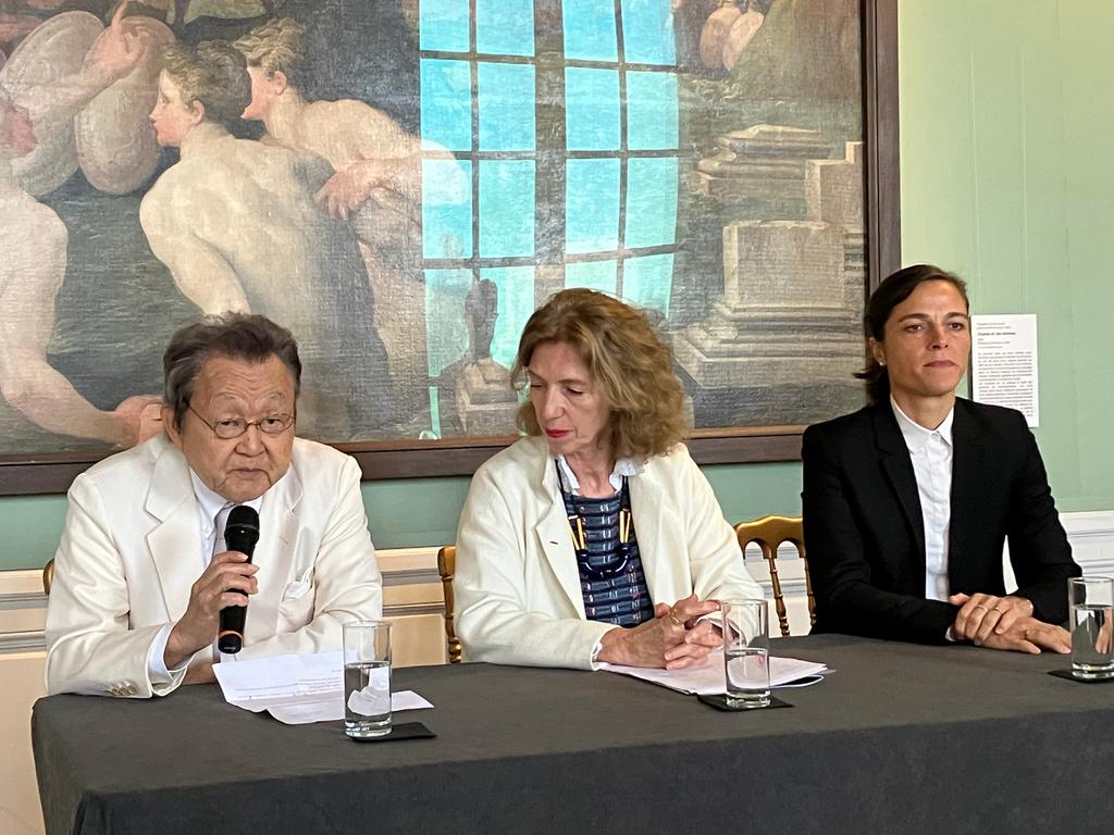 Yuzo Yagi, directeur général de Yagi Tsusho Limited, Marie-Christine Labourdette, présidente de l'Établissement public du château de Fontainebleau, et Muriel Barbier, directrice du patrimoine et des collections du château de Fontainebleau, lors de la conférence de presse du mardi 30 septembre 2025.