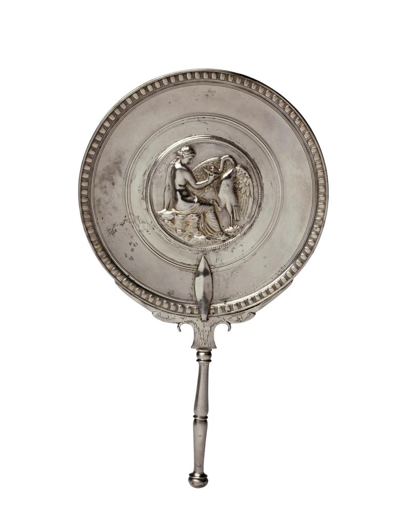Miroir du trésor de Boscoréale figurant Léda, reine de Sparte, poursuivie par Jupiter métamorphosé en cygne. 25 avant notre ère – 50 de notre ère. Paris, musée du Louvre.