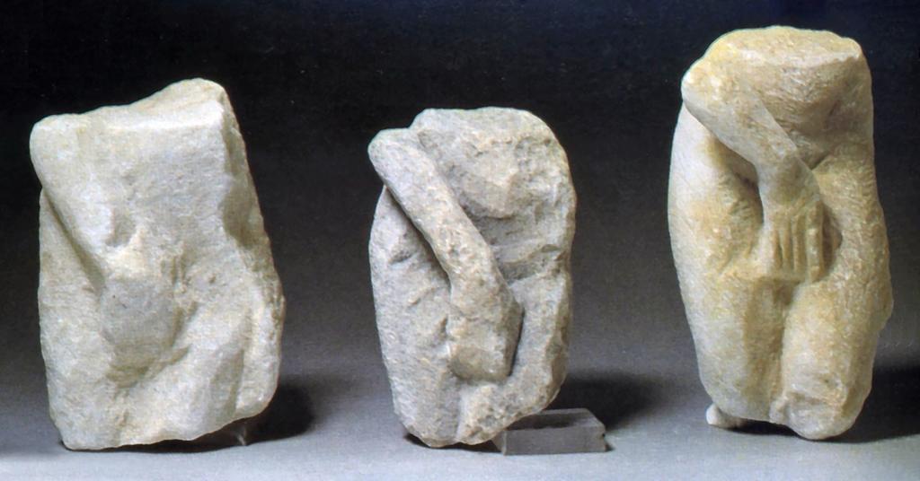 « Aphrodite express » : reconstitution de la chaîne opératoire raccourcie de production de statuettes d’Aphrodite, d’après des fragments inachevés trouvés dans les ateliers hellénistiques de Délos. 