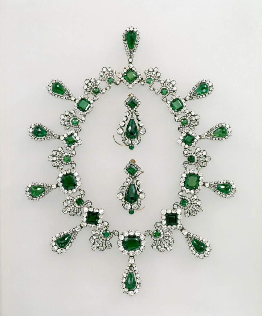 François Régnault Nitot (joaillier), collier et boucles d’oreilles de la parure de Marie‑Louise, Paris, 1810. Collier : 32 émeraudes dont 10 en poire, 1 138 diamants dont 874 en brillant et 264 en rose, or et argent, H. 43 ; L. 7 cm. Boucles d’oreilles : 6 émeraudes, 108 diamants, or, argent, H. 5,7 ; L. 3,1 cm. Paris, département des Objets d'art du Moyen Age, de la Renaissance et des temps modernes du musée du Louvre, volés le 19 octobre 2025. 