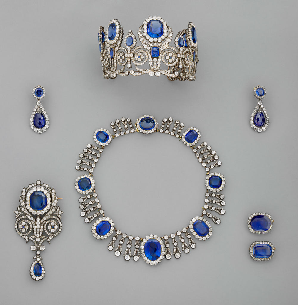 Parure de saphirs et diamants de la reine Hortense et de la reine Marie-Amélie, Paris, vers 1805-10 et 1864. Saphirs, diamants, or et argent ; collier : H. 3,4 ; L. 40 cm ; diadème : H. 6,2 ; diam. 10,7 cm. Paris, département des Objets d'art du Moyen Age, de la Renaissance et des temps modernes du musée du Louvre, diadème, collier et boucle d’oreille volés le 19 octobre 2025. 