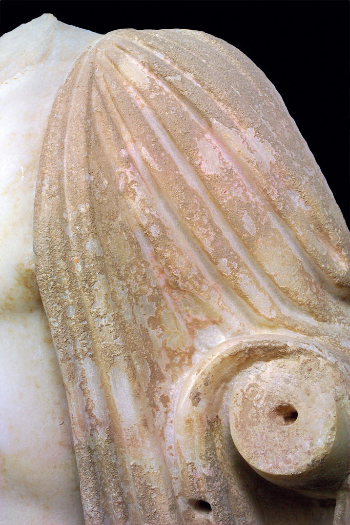 Apollon « en pièces détachées ». Exemple de scellement sur l’avant-bras droit de la statue polychrome de Délos. L’ajout des couleurs permettait de dissimuler totalement le raccord.