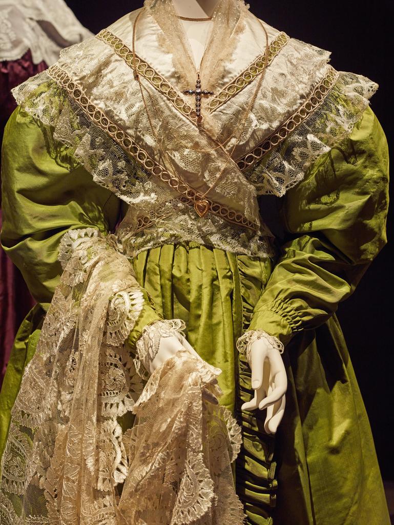 Robe de mariée arlésienne, vers 1830-1835. Arles, musée de la Mode et du Costume.