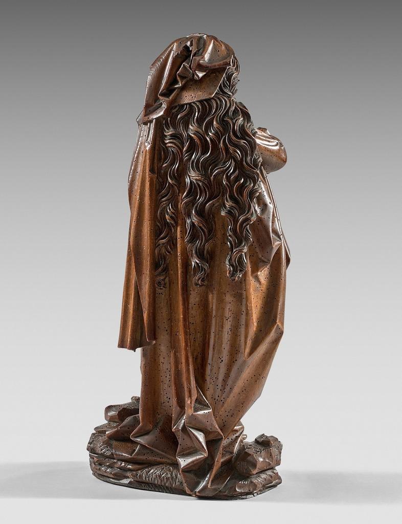 Attribuée au Maître du retable de Lautenbach, entourage de Nicolas de Leyde, Sainte Marie-Madeleine (de dos), Strasbourg, vers 1470-1480. Tilleul sculpté en ronde-bosse avec traces de polychromie et de dorure, H. 55,5 cm. 